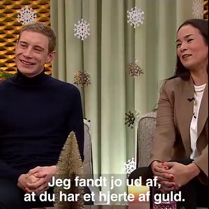 ”Jeg fandt jo ud af, at du har et hjerte af guld.” 💛 Da Trine Marie Hansen mødte Danmarks Tour de France-vinder Jonas Vingegaard for første gang, var det ikke kærlighed ved første blik. Han var 11 år yngre og en af de unge cykelryttere på holdet. Men han var ihærdig, og med med tiden voksede kærligheden mellem dem. ”Han er loyal, trofast, sød og skøn," siger Trine. Tak for besøget, begge to! | Aftenshowet - DR