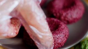 cuisine géorgienne traditionnelle pkhali. la betterave est utilisée pour la couleur violette. le noyer est utilisé pour la décoration