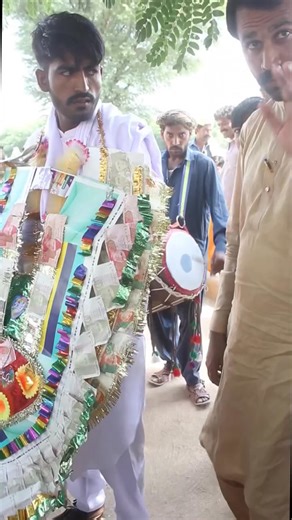 Malik Umar Draz Joyia on Instagram‎: ""یہ ہے آج کل کے 'بدبودار' دولہے! 😷 سہرے اور نوٹوں کے ہار کے پیچھے نسوار کا نشہ۔ جس بندے کو اپنی شادی کے دن اپنی عزت اور صفائی کا خیال نہیں، وہ گھر خاک بسائے گا؟ لڑکی بیچاری کی قسمت پر ماتم ہی کیا جا سکتا ہے۔""‎