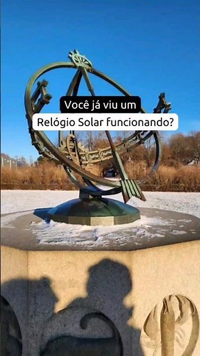 🕰Um relógio solar funciona usando a posição do sol para indicar as horas do dia.