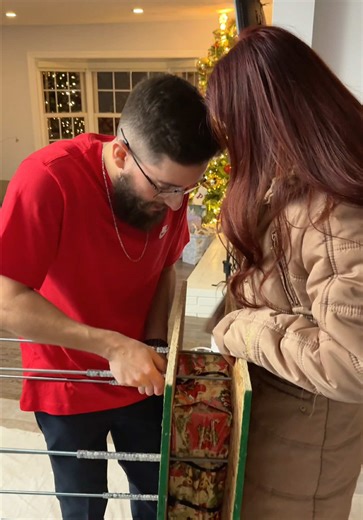 Ele pedindo ajuda 😂😂 | aggressively opening presents