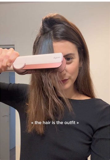 10 minutes top chrono & mon Dyson AirStrait, pas besoin de pour un un brushing facile et impeccable sur cheveux mouillés 🪩 En plus il est roooose ma couleur pref 💖 c’est l’édition spéciale Saint-Valentin et pour tout achat d’une technologie Dyson Beauté, le spray coiffant Chitosan est offert du 16/01 au 14/02. Collaboration commerciale (produit offert) #cheveux #brushing #dyson @Dyson France
