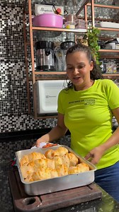 Biscoitão de Iorgute Para a escalda1 pote de Iorgute de 170gr 1copo de leite (use o copo do Iorgute) 1/2 copo de óleo 1ch rasa de margarina Sal a gosto Leve para ferver essa mistura .400 gr de polvilho azedo 100gr de polvilho doce 250gr de queijo Curado 50gr de muçarela Escalde o polvilho e deixa esfriar, adicione dois ovos e bata muito bem essa massa , se fizer na batedeira a massa vai ficar mais mole então acrescente mais polvilho até a massa ficar no certo, acrescente 250 gramas de queijo Cur