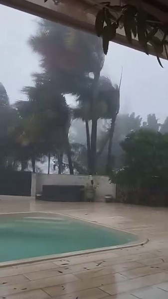 27K views · 442 reactions |  Le cyclone Belal est en train de frapper la Réunion avec des rafales de 170 km/h à Saint-Denis ! Il est légèrement moins fort que prévu. (© otik_x) | Météo Express | Facebook