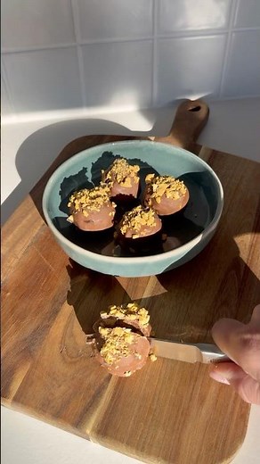 4 Ingredient Violet Crumble Chocolate Balls | No Bake Dessert