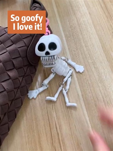 🎃👻 This is hands down the funniest little Halloween toy I’ve ever seen! 😂 Pull the string, let go, and watch the skull’s teeth clatter with that spooky (but hilarious) sound. Perfect for parties, pranks, or just a good laugh this season! 🦴✨ #HalloweenFun #SpookyAndFunny #PartyToy | Organismt