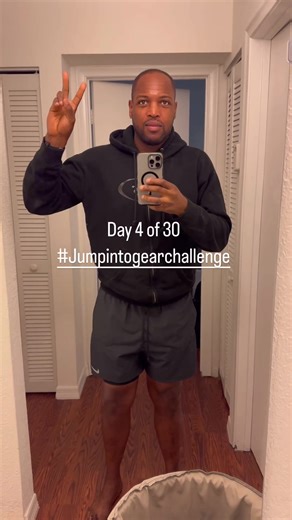 Day 4 of 30 #JumpIntoGearChallenge Workout 1: 5 mile run Breakfast: Greek yogurt, banana, blueberries, raspberries, peaches, nuts & seeds, raw honey Lunch: Chicken breast bowl with Quinoa, veggies, avocado, BBQ sauce Workout 2: Kettlebell snatches 40sec x 20 sec rest & 10 pushups for 20 min straight. Followed this up with 40lbs rucksack walk to the market to get feta cheese for dinner Dinner: RIbeye steak, green beans, apple, feta cheese That wraps up today. Join my challenge, tag me @velohiit a