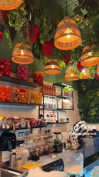 Birmingham, Say Hello to Your New Juice Spot! The perfect spot to chill, sip and enjoy. ☕️✨ Habibi Juice brings together amazing flavours, stunning decor and super friendly staff, everything you want in your new go-to place. Fresh, fun and full of options! 🍓🥤🍰 We tried a variety of different fresh juices and cakes, and everything was 10/10. Already can’t wait to go back! Thankyou for having us 🩵 @A MEDIA GROUP @HabibiJuiceuk #newopening #freshjuices #fyp #birmingham #halalfoodbirmingham