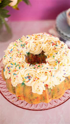 Courtney Rich on Instagram: "Confession: I used to hate cake 😱. Never had a good one until… I made my own! Now it’s all I dream about and it’s thanks to these tips ⬇️ 1. Use room temperature ingredients - they will better blend together, resulting in evenly distributed ingredients which helps your cake to rise evenly. You will also get a better rise and texture with your cakes. 2. Cream the butter and sugar well - this adds little air pockets to the batter which expand with heat, resulting in a