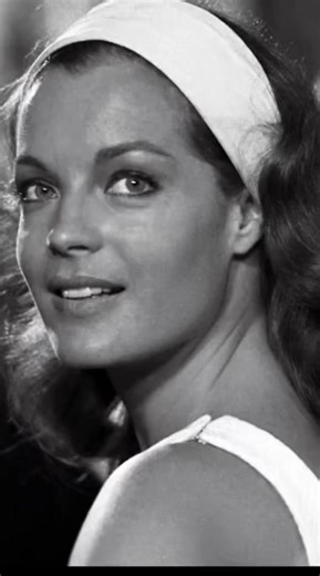 🆕📀 Romy Schneider et ˋLa chanson d’Hélène´ du film ˋLes choses de la vie´ L’arrangement de Jérôme Ducros dans mon nouvel album “Destination Paris“ 👉🏻 https://w.lnk.to/dparis Warner Classics & Erato 📷 Nikos Aliagas 💽 @gambinost #DestinationParis #ChateauFigeac #RomySchneider #MichelPiccoli #PhilippeSarde #ClaudeSautet #GautierCapucon | Gautier Capuçon