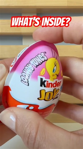 Looney Tunes Kinder Joy… and a Bracelet?! #asmrunboxing #kinderjoy #tweety