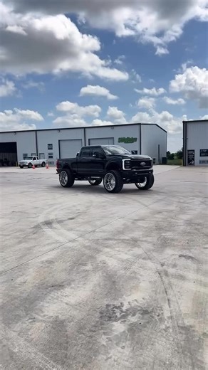 @rpelitemotors #F250 on 42x16.50R30 New Mutant X-RT Predator Tires and @jtxforged #wheels @anylevellift #NewMutantXRT #PredatorTires | Predator Tires