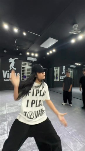 5.4K views · 72 reactions | Khánh Đan vs Mít 蘭 Đôi bạn thân theo thầy từ nhỏ, như chó với mèo :)) Đấu xong 1 Round, cay cú quá 2 đứa dí nhau đấu tiếp 3 round luôn  K cho ai về bắt mn ở lại chứng kiến chứ Cả lớp được cái cười đau ruột với 2 cái ả này :)) | Hùng Quốc Trần | Facebook