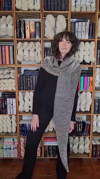 🧶 Summoned – a shadow-knitted shawl full of magic and mystery