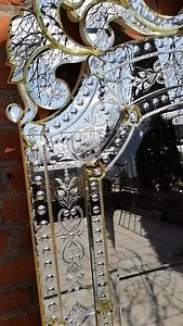 Creative mind craft.. Beautiful mirror design. #glasscraft #interiordesign #homedecor #mirror #artist | glass craft