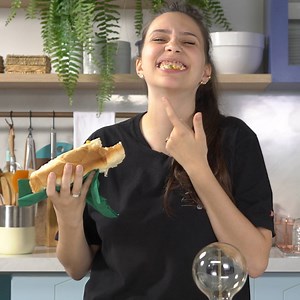 1.8M views · 582 shares | O desafio desse Tod@s Tentam é preparar um cachorro-quente, mas sem ouvir a lista de ingredientes. Você conseguiria fazer um cachorro-quente sem milho ao natural ou ervilha suave Bonduelle? A gente não!  | Tastemade Brasil | Facebook