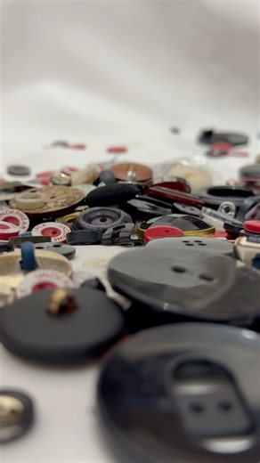 The Smartest Way to Group Extra Buttons #ThreadAndButtons #SatisfyingVideo #SewingHacks🪡