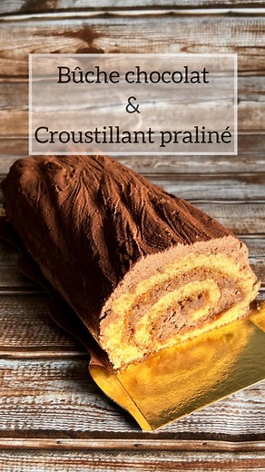 Déborah on Instagram: "🥳 Bûche chocolat & croustillant praliné 🥳 Si tu veux faire une bûche au décor « effet bois » très facile à réaliser et hyper bonne avec des textures différentes : du moelleux, du crémeux et du croustillant je te donne la recette tout de suite : Ganache montée chocolat au lait ( à réaliser la veille ou 3h avant la réalisation du biscuit) : - 200g de chocolat au lait ( Barry alunga 41% cacao pour moi) - 200g de crème liquide 30% chaude - 300g de crème liquide 30% froide T