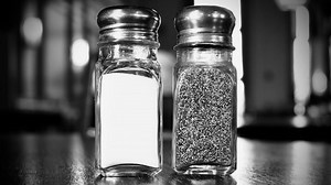 Cómo evitar que la sal se apelmace por la humedad: Truco fácil con pimienta