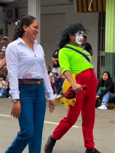 mimo yen having fun! #hilarious #mimo #mimoyen #mime #seaworld