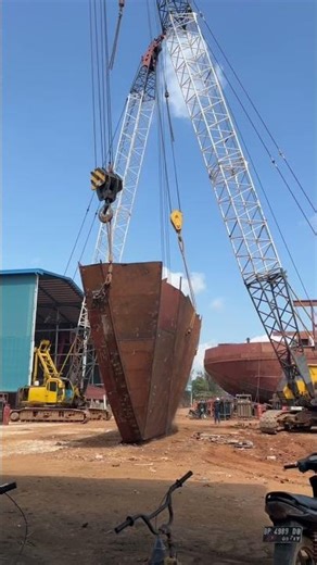 180ft Barge Head Vertical Lift 🔥 | Massive Shipyard Heavy Crane Operation #shipbuilding #shipyard