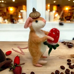Handmade Felted White Mouse - Pip the Tiny Wool Mouse With Strawberry - Collectible Miniature Mouse Figurine - Cute Mouse Gift - Etsy