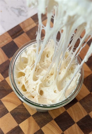 I gave my starter an extra heavy feed yesterday to work around when I plan to bake. The cold weather and extended peak time from a higher ratio feed = the perfect schedule/ timing for me! #sourdoughstarter #sourdoughbaking #sourdoughtips #sourdough #sourdoughforbeginners