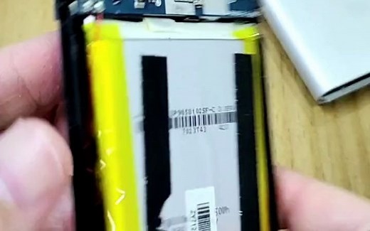 小米移动电源 拆机讲解，顺带也说说充电宝的基本原理，无非就是三部分：充电管理，升压和控制显示。电子产品 移动电源 小米充电宝