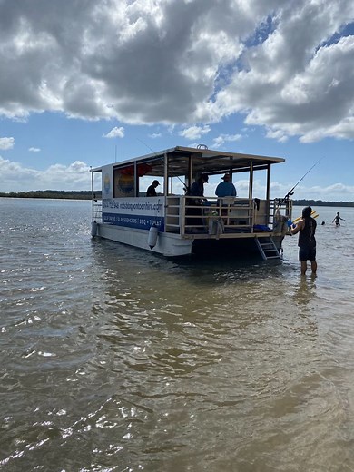 See how easy it is to park this big boat. Just anchor off, drop the swim ladder, sit back and enjoy some fishing and watch the kids swim nearby 🎣🐟🏏⚽️🥂☀️ | Rods BBQ Pontoon Hire