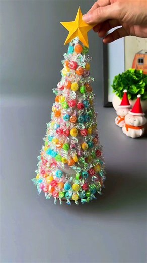 Make a beautiful candy Christmas tree for kids this Christmas – it's pretty and delicious! #DIYCrafts #ChristmasCrafts #ParentChildCrafts | Art, Crafts and Journals