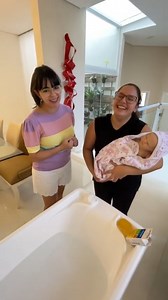 213K views · 9.1K reactions | Como dar banho no bebê de forma correta! Contratei uma profissional! | Gêmeas da Deza | Facebook