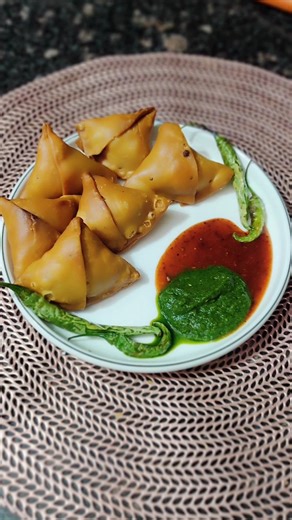 Samosa #shorts #youtubeshorts #samosa #samosalover #snackrecipe #streetfood #kavyaskitchen608 #viral