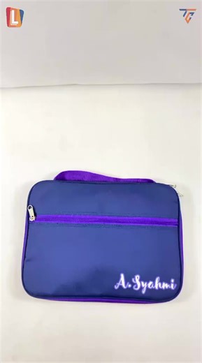 Praktis dibawa, iPad tetap aman ✨💻 Tas iPad dengan bahan berkualitas dan jahitan rapi. Pas untuk travelling, meeting, dan kebutuhan profesional 🎒 📩 Hubungi kami untuk katalog & penawaran terbaik! SPESIFIKASI IPAD SLEEVE: ✅ Bahan Premium Canvas ✅ Inner Busa ✅ Penutup: Resleting ✅ Include 3 penyimpanan ✅ Tali Polyester ✅ Full Printing ✅ Free custom desain & nama Keuntungan order di Lazuardy : ✅ Berpengalaman Est 2018 ✅ Free Jasa Design & Konsultasi ✅ Banyak pilihan produk ✅ Proses cepat & tepat