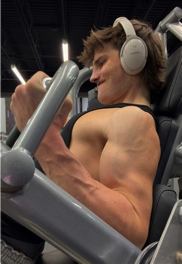 i can never figure out the settings i like on this curl machine and it kills my pump everytime👎 #gym