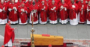 Cómo fueron los funerales de Juan Pablo II y Benedicto XVI