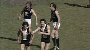 Robert Muir (no. 32), seen here playing for St Kilda in 1978, was regarded as one of the VFL's most talented players