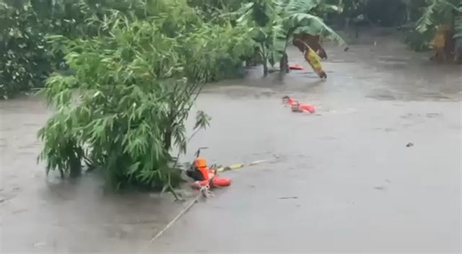 WATCH: Rescue operations are ongoing at Barangay San Jose in Pili, Camarines Sur amid severe flooding caused by Tropical Storm Kristine. | 🎥: Province of CamSur/Facebook • Follow live updates for #KristinePH: http://inqnews.net/KristinePH | INQUIRER.net
