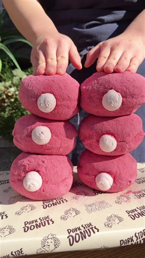 クリームたっぷりラズベリードーナツ🍩 ◆ラズベリークリームドーナツ (¥600) クリームがパンパンに詰まった拳サイズのドーナツ！ 自家製のラズベリークリームは甘さと酸味のバランスが絶妙で口当たりも軽くペロリと完食できてしまう 甘いもの好きは是非食べてみて！ ≪店舗詳細≫ 【店舗名】パークストア 【住所】東京都世田谷区池尻1-7-2 【営業時間】12:00〜18:00 【定休日】なし 【予算】¥1,000以下 #東京グルメ #三軒茶屋 #ドーナツ ==================================== Cream-Filled Raspberry Donut 🍩 ◆ Raspberry Cream Donut (¥600) A fist-sized donut packed to the brim with cream! The homemade raspberry cream has the perfect balance of sweetness and tartness, with a light texture that makes it easy to 