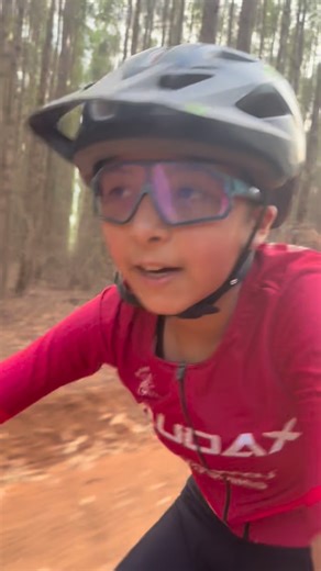 Melissa Schröder on Instagram: "2025 foi um ano de muitas realizações que encheram meu coração de alegria e orgulho. Cada pedalada, cada objetivo alcançado, fortaleceu meu potencial e minha jornada na bike. Mas infelizmente a vida não tem só momentos bons 🥲 e em 2025 também vivi momentos ruins que me marcaram para sempre… Foram desafios, perda e dificuldades que me testaram e me fizeram mais forte. Apesar desses momentos, sou muitooooo grata a Deus por tudo que vivi e aprendi até aqui. Cada exp
