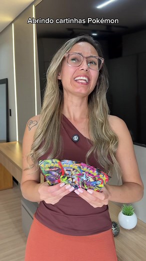 Abrindo cartas de Pokémon: vale a pena?
