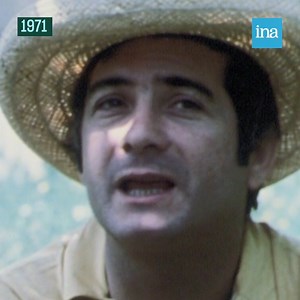 BRIALY À LA FRAÎCHE. 😎 "Comme dirait ma mère : j'aime bien faire le clown, je crois que c'est ça que je fais le mieux." Une petite leçon de décontraction par Jean-Claude Brialy, ici en vacances dans son domaine de Monthyon, près de Meaux. | INA