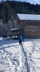 Winterwandern im Kleinwalsertal / von Baad nach ❄️ Wir haben ein kleines Ritual, das wir nicht mehr missen möchten: Mindestens einmal im Jahr sind wir mit lieben Freunden zum Winterwandern unterwegs. Diesmal im wunderschönen Kleinwalsertal. ❄️ Von Mittelberg ging’s gemütlich über den Baader Höhenweg nach Baad – immer mit Blick auf die verschneite Kleinwalsertaler Bergwelt. In Baad kehrten wir dann zur Kuchenpause und zum Stadlbesuch bei Steffi und Julian, die viele von euch schon von der Alpe St