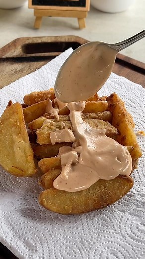 Easy potato wedges Bahan bahan yang diperlukan : 1. Kentang 2. Garam 3. Tepung Goreng & Tepung Beras Sos cicah: 1. Sos Cili 2. Mayonis 3. Limau Nipis #jenulcooks | Jenul Masak