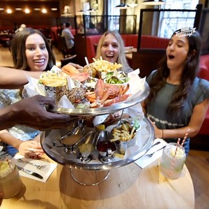 Dieser Turm besteht aus Hamburgern und Hummer! 😍 | Futtern