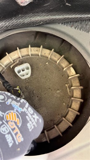 Quick start of how to change fuel pump out 2006 Toyota Highlander ￼