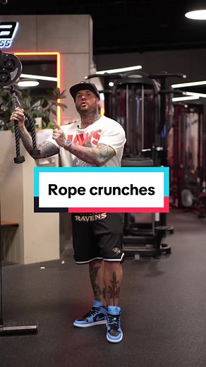 Cómo hacer rope crunches para unos abdominales definidos