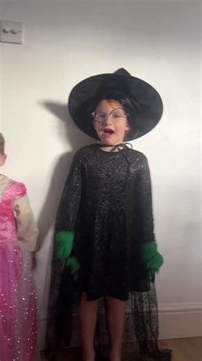Elphaba and Glinda: Kids Perform a Playful Scene