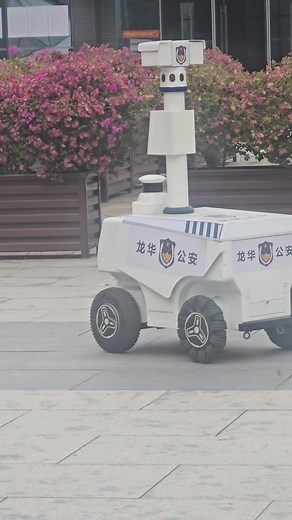China is living in the future. Police patrol Ai robot in Shenzhen, China. 360-degree surveillance, sensors for navigation, and a speaker system to broadcast messages and warnings. The use of such robots assists officers with patrol duties 💪💪💪 | Johnny Ah Yan