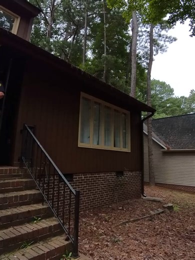 TENANTS SHOWED UP DURING REPOSSESSION! 😳🚔🏠 Repossession Happening TODAY... I meet the Sheriff to access the property for repossession… and then the tenants pull up mid-process 😤 Emotions rise. Tension builds. And the Sheriff explains the reality: 👉 The house is being repossessed today 👉 Locks are being changed 👉 This is a formal lockout This is why the process exists — to keep things legal, calm, and controlled. 👇 HERE THEY COME! Comment “SHERIFF” if you’ve never seen this side of evicti