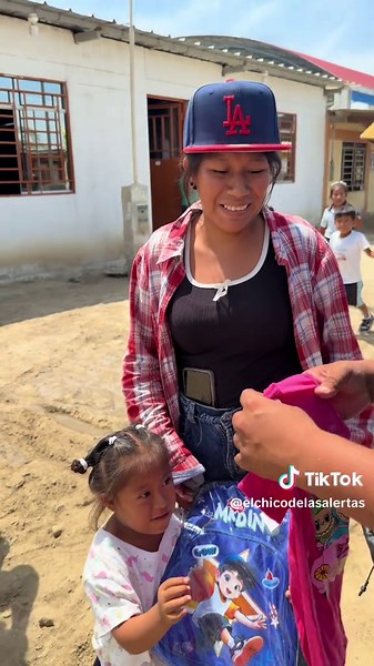 💖 Una Sonrisa que Enseña y Conmueve: Volviendo a ver a Mía 💖 Hoy fue uno de esos días que te recuerdan el verdadero significado del amor y la pureza. Volvimos a encontrarnos con Mía, una pequeña guerrera con habilidades diferentes, cuya dulzura y cariño son capaces de derretir el corazón más fuerte. Cada vez que la veo, Mía me enseña que el mundo está lleno de magia, de amor incondicional y de una fortaleza que va más allá de lo que podemos imaginar. Sus abrazos sinceros y su mirada llena de t